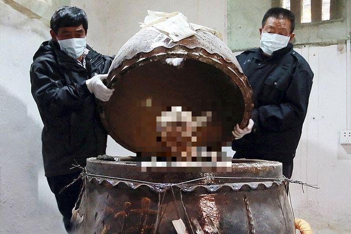 В Китае мумифицированное тело буддистского монаха превратили в золотую статую (6 фото)