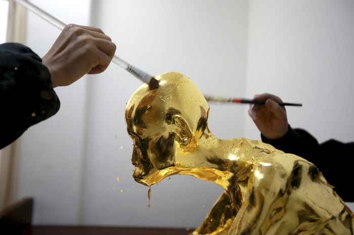 В Китае мумифицированное тело буддистского монаха превратили в золотую статую (6 фото)