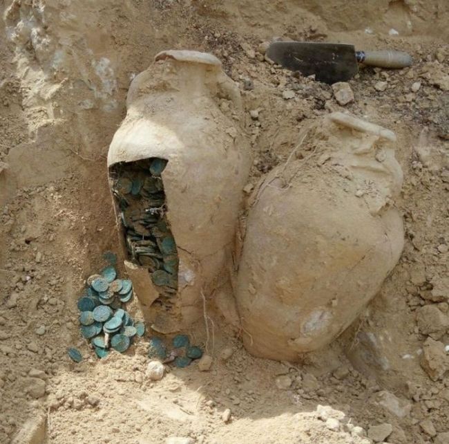 Испанские строители обнаружили древний клад (10 фото)