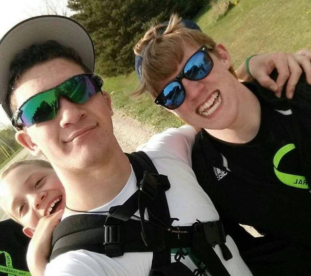 Американский подросток прошел 178 км, неся на спине брата, страдающего церебральным параличом (10 фото)