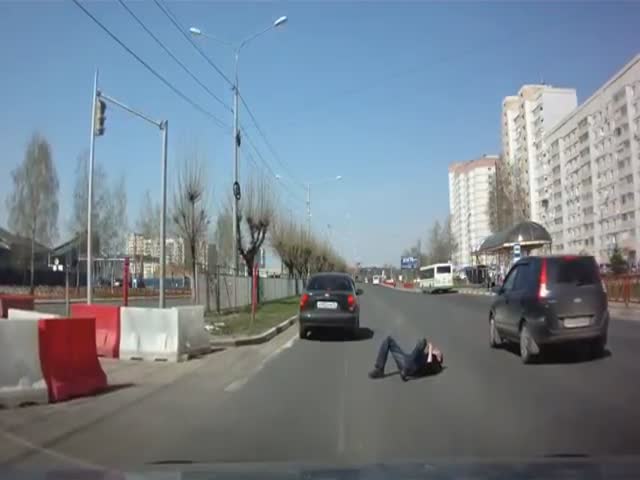 Пешеход бросился под колеса автомобиля
