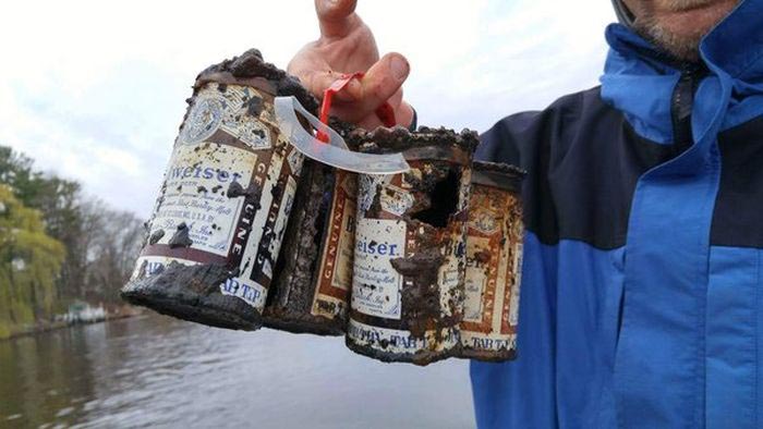 Американские рыбаки выловили упаковку пива 60-летней давности (2 фото)
