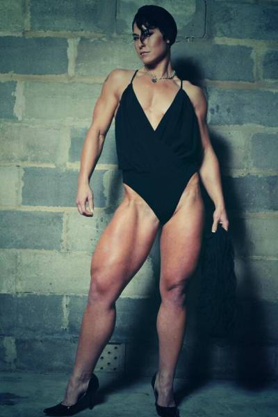 Кортни Олсон - девушка с невероятно сильными ногами (25 фото)