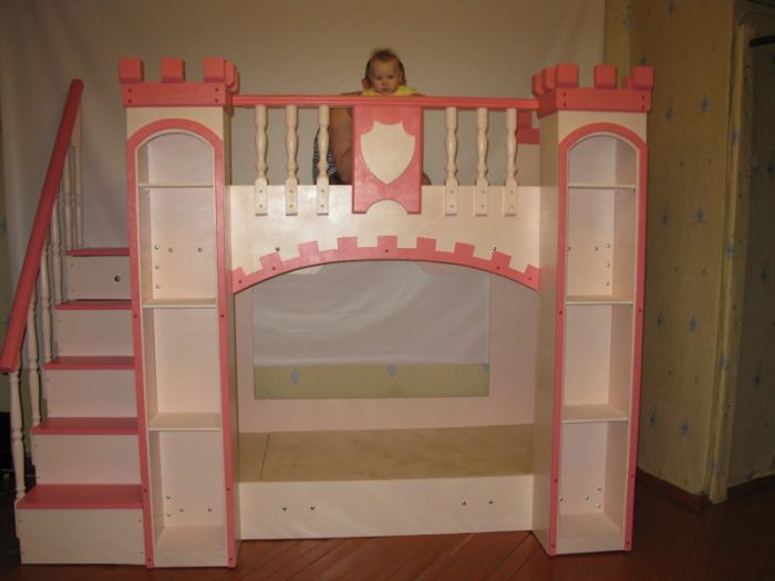 Самодельная кроватка-замок для любимой дочери (25 фото)