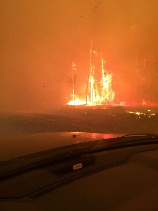 Из-за лесного пожара в Канаде эвакуируют весь 80-тысячный город (27 фото)