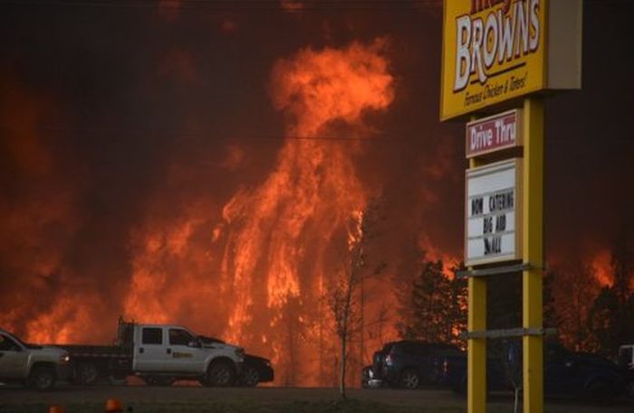 Из-за лесного пожара в Канаде эвакуируют весь 80-тысячный город (27 фото)