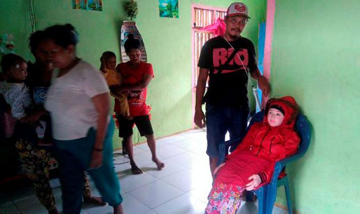В Индонезии деревенские жители приняли резиновую куклу за «падшего ангела» (4 фото)