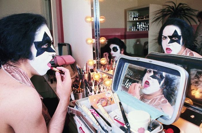 Редкие фото: музыканты рок-группы «Kiss» наносят свой знаменитый грим (16 фото)