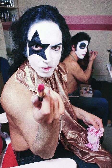 Редкие фото: музыканты рок-группы «Kiss» наносят свой знаменитый грим (16 фото)