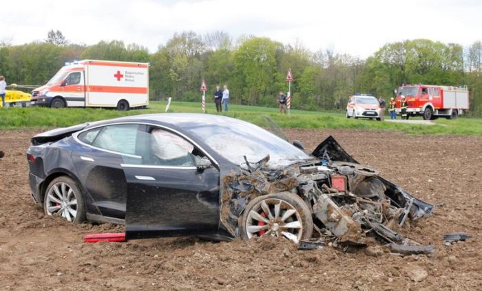 Пост о безопасности электромобиля Tesla Model S (7 фото)