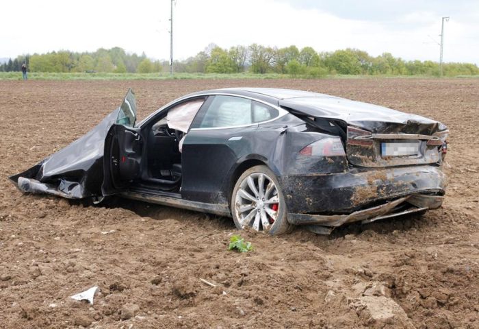 Пост о безопасности электромобиля Tesla Model S (7 фото)