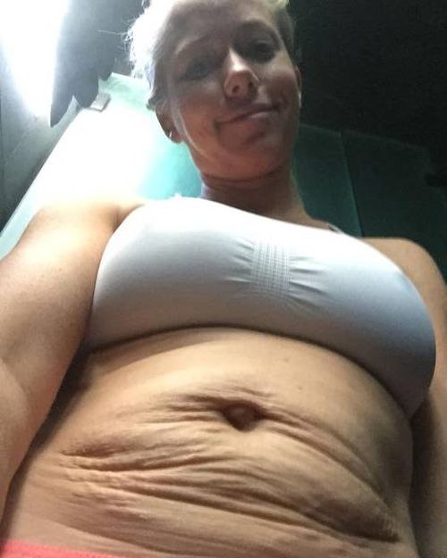 Бывшая модель Playboy Кендра Уилкинсон опубликовала свои фото, сделанные после второй беременности (4 фото)