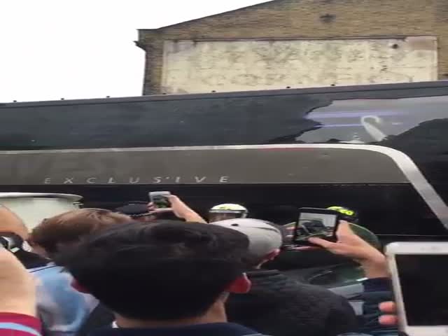 Футбольные фанаты атаковали автобус клуба «Манчестер Юнайтед»