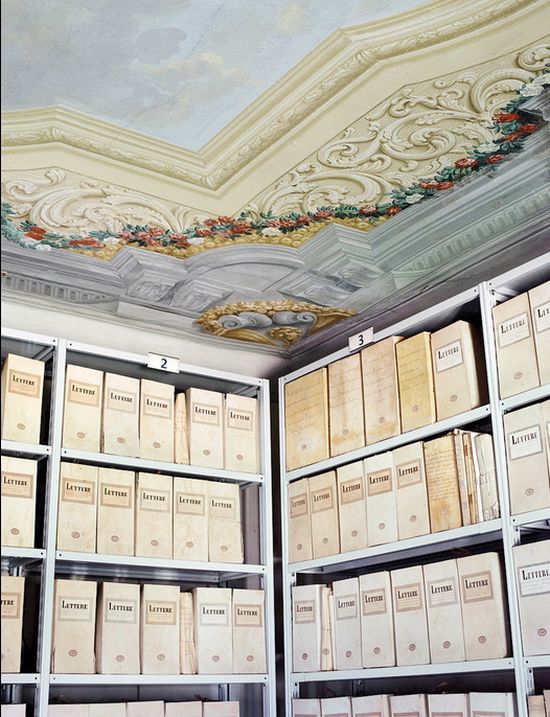 Итальянская семья на протяжении 6 веков вела записи и составила огромный архив (5 фото)