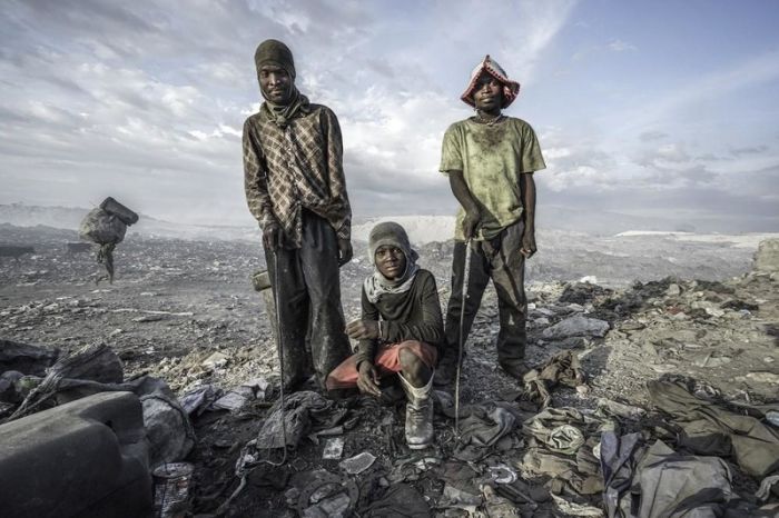 Жизнь обитателей огромной свалки на Гаити (11 фото)
