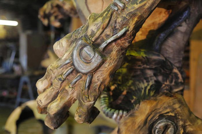 Деревянная скульптура демона Revenant из игры DOOM (16 фото)