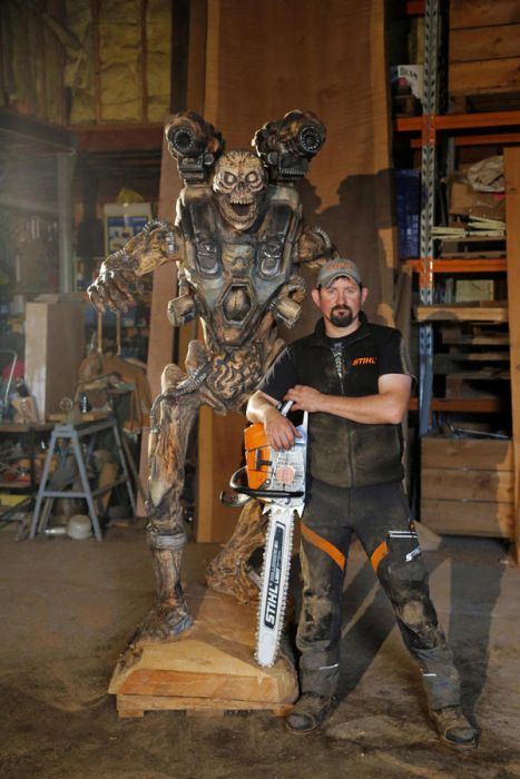 Деревянная скульптура демона Revenant из игры DOOM (16 фото)
