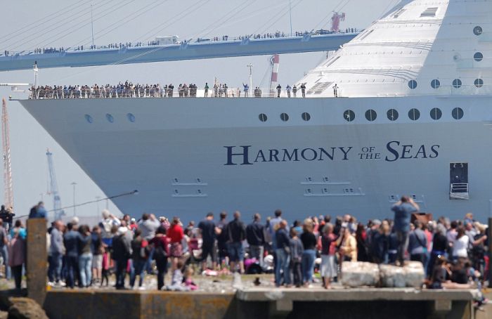 Самый большой в мире круизный лайнер Harmony of the Seas отправился в первое плавание (15 фото)