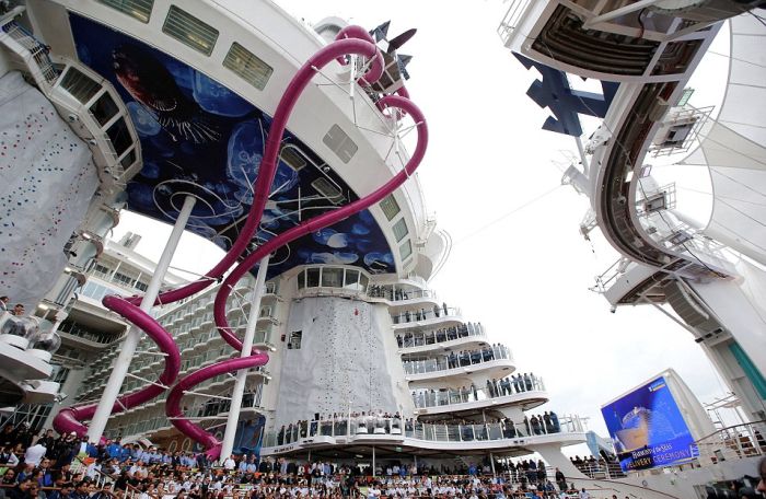 Самый большой в мире круизный лайнер Harmony of the Seas отправился в первое плавание (15 фото)