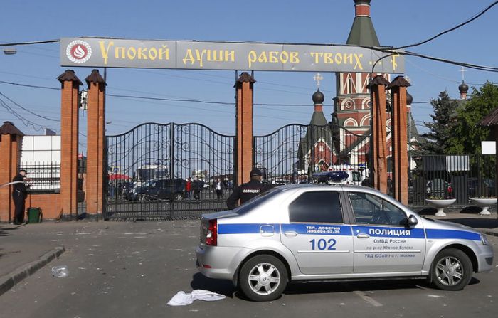 В Москве на Хованском кладбище произошла массовая драка (12 фото + 2 видео)