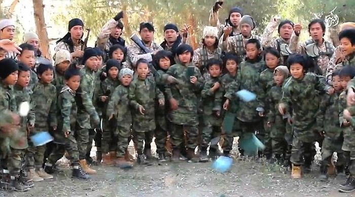Дети на службе ИГИЛ (9 фото + видео)