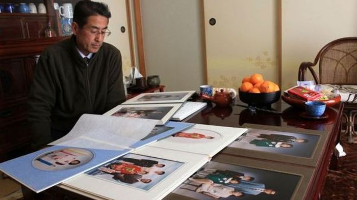 Японец на протяжении нескольких лет пытается найти тело своей супруги, погибшей во время цунами (7 фото)