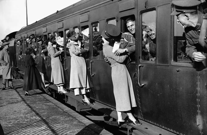 Фото влюбленных, сделанные в период Второй мировой войны (35 фото)