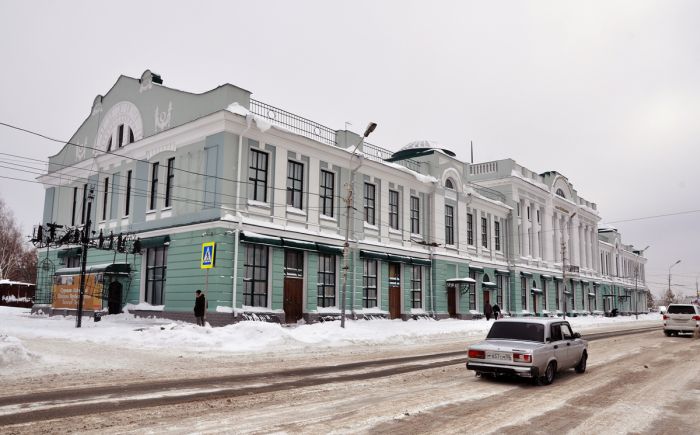 В Омске очистили от грунта цокольный этаж старинного здания (2 фото)