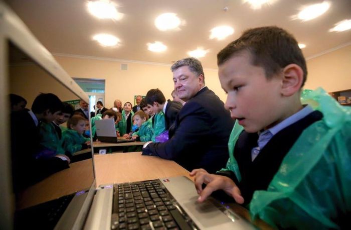 Пользователей сети озадачило фото Петра Порошенко со школьниками в полиэтиленовых накидках (фото)