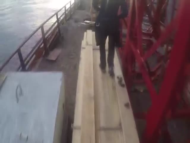 Питерские бейсджамперы совершили прыжок самого высокого крана