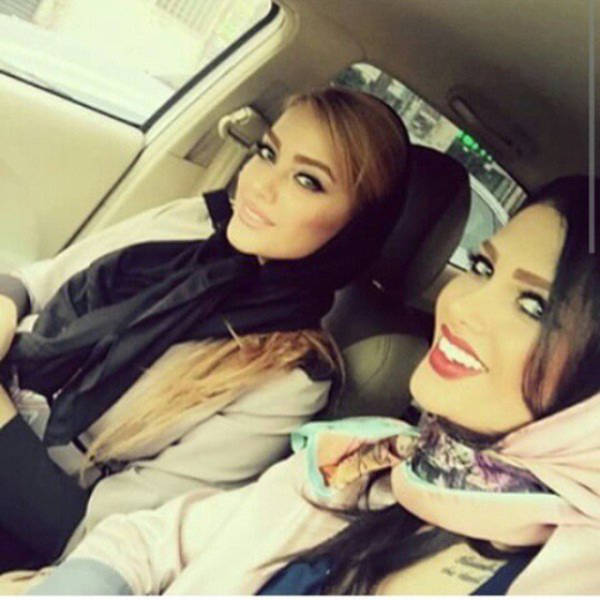 Иранских девушек арестовали из-за фотографий без хиджабов (12 фото)