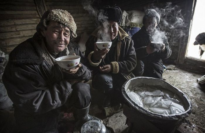 Весеннее переселение кочевой казахской семьи (26 фото)