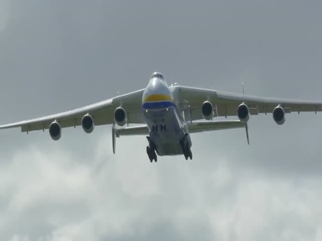 Самый большой в мире самолет Ан-225 «Мрия» заходит на посадку
