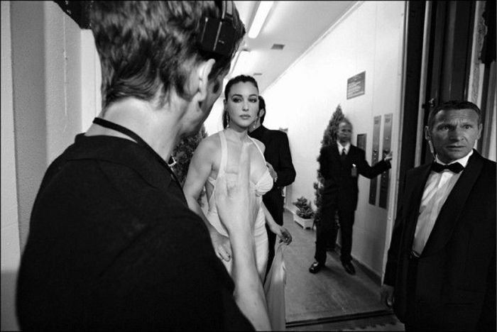 Фотосессия Моники Белуччи за кулисами 56-го Каннского кинофестиваля, 2003 год (25 фото)