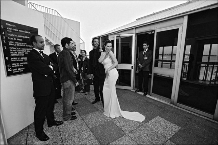 Фотосессия Моники Белуччи за кулисами 56-го Каннского кинофестиваля, 2003 год (25 фото)