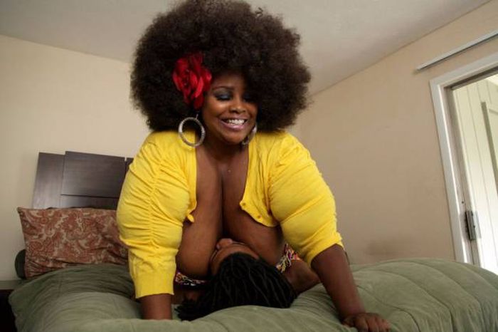 Женщина зарабатывает до 1300 долларов ежедневно, делая массаж своей огромной грудью (13 фото)