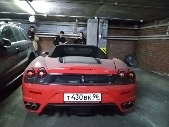 В Екатеринбурге судебные приставы изъяли заложенный по кредиту суперкар Ferrari (4 фото + видео)