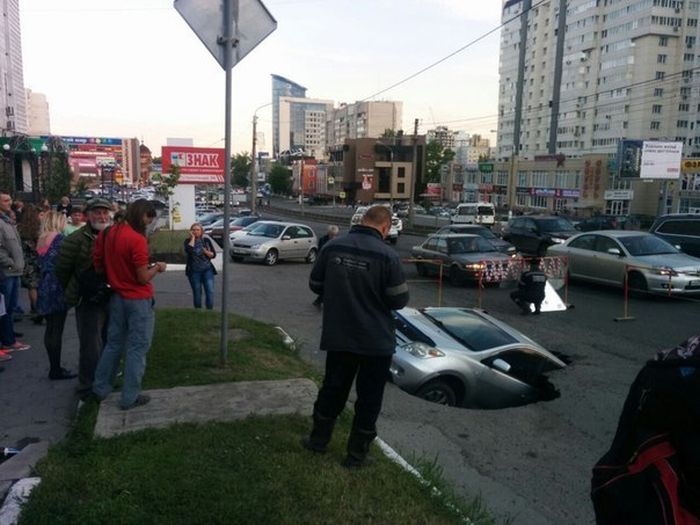 В Барнауле машина провалилась под землю (4 фото)