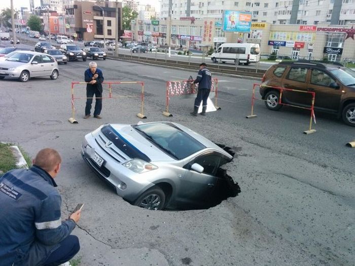 В Барнауле машина провалилась под землю (4 фото)