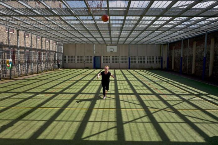 Голландскую тюрьму превратили в общежитие для беженцев (12 фото)
