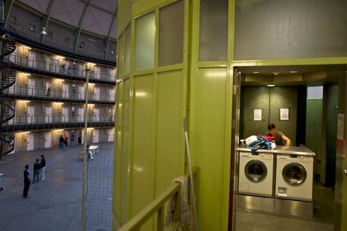 Голландскую тюрьму превратили в общежитие для беженцев (12 фото)