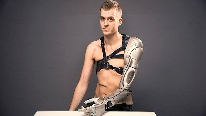 Британец получил бионическую руку, которую для него изготовили разработчики игр и спецэффектов в кино (5 фото)
