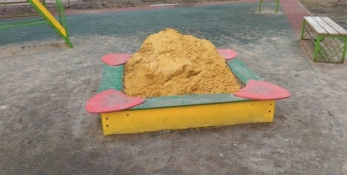 В Раменском проблему отсутствия песка в детской песочнице пытались решить фотошопом (3 фото)