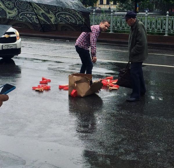Рассыпанные по дороге фаллоиметаторы стали причиной пробки в центре Москвы (фото + видео)