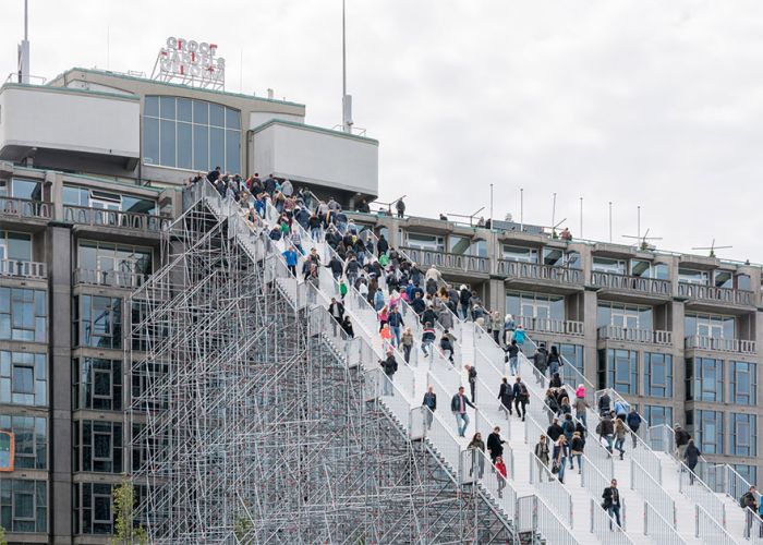 В центре Роттердама появилась огромная лестница, ведущая на крышу Центра оптовой торговли (6 фото)