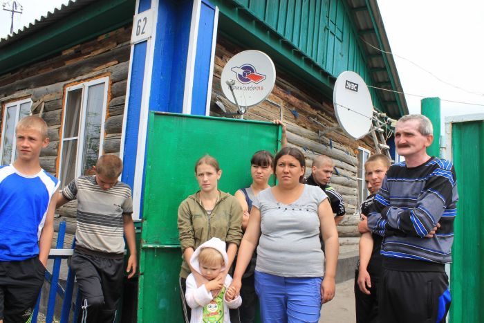 У россиянина, воспитавшего 55 детей, пытаются забрать приемных сыновей (6 фото)