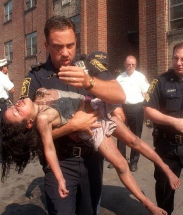 Полицейский, спасший 18 лет назад девочку, пришел на ее выпускной (2 фото)