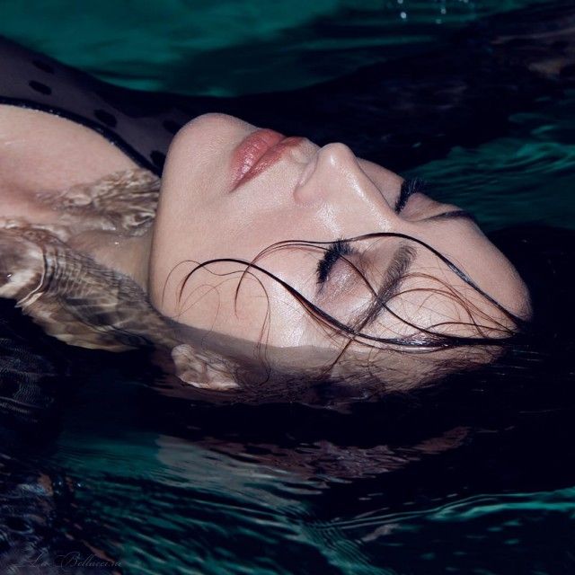 Моника Белуччи снялась в новой фотосессии в бассейне (8 фото)