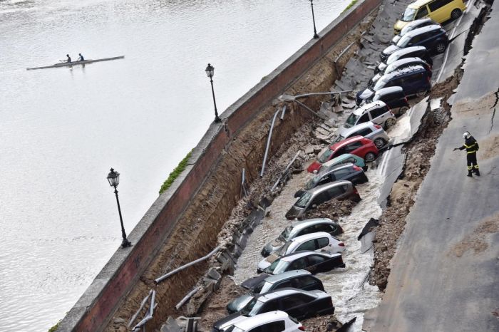 Во Флоренции более 20 автомобилей провалились в реку Арно (7 фото)