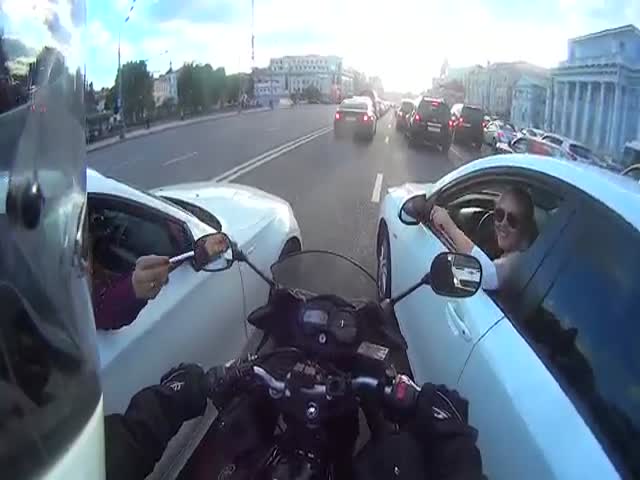 Мотоциклиста попросили передать сигарету